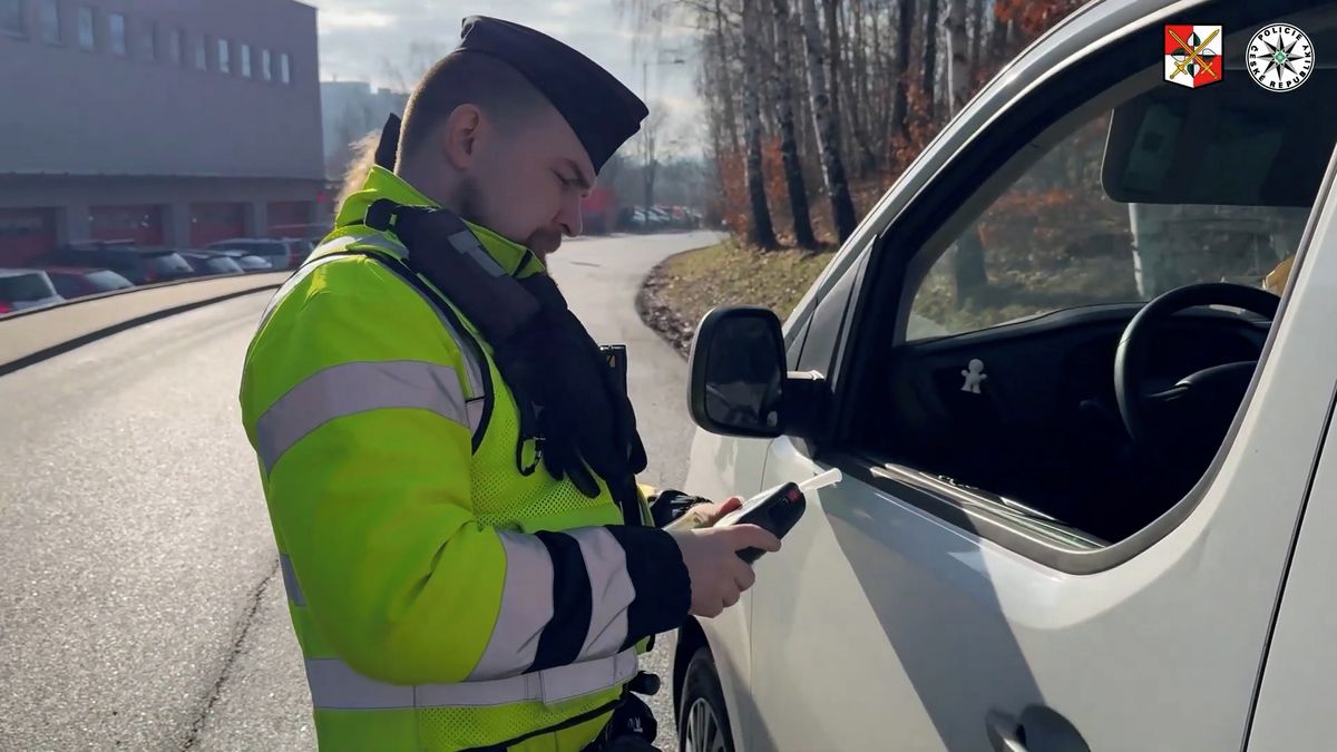 Za čtyři hodiny pokuty za 70 tisíc. Řidiče na D10 kontrolovali policisté z autobusu